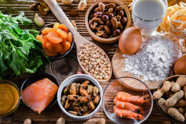 Yumurta, süt, soya, fındık, balık, deniz ürünleri, buğday unu, hardal, kurutulmuş kayısı ve kereviz de dahil olmak üzere genel gıda alerjisi olan bileşim.