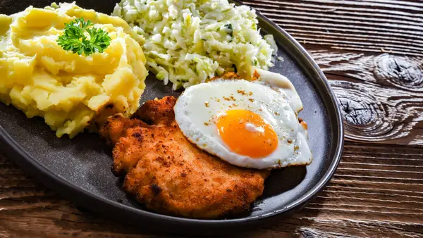 Breaded Chicken Cutlet Served Fried Chicken Egg Potatoes Cabbage — Stock Photo, Image