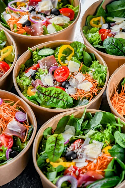 Yuvarlak Karton Kutular Önceden Paketlenmiş Sebze Salataları Satışa Hazır — Stok fotoğraf