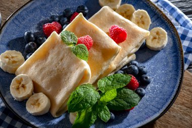 Bir tabak ev yapımı Polonya gözlemesi. İçi süzme peynirle dolu.