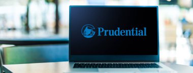 POZNAN, POL - 28 Haziran 2022: Yan kuruluşları finansal hizmetler sağlayan Prudential Financial 'ın logosunu gösteren dizüstü bilgisayar