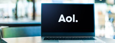 POZNAN, POL - 6 Ocak 2021: AOL 'un logosunu gösteren dizüstü bilgisayar, New York merkezli bir Amerikan web portalı ve çevrimiçi servis sağlayıcısı