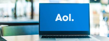 POZNAN, POL - 6 Ocak 2021: AOL 'un logosunu gösteren dizüstü bilgisayar, New York merkezli bir Amerikan web portalı ve çevrimiçi servis sağlayıcısı