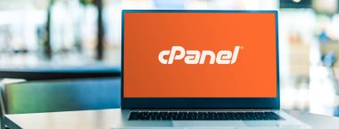 POZNAN, POL - 6 Ocak 2021: CPanelin logosunu gösteren dizüstü bilgisayar, cPanel, L.L.C tarafından geliştirilen bir ağ sunucu kontrol paneli.