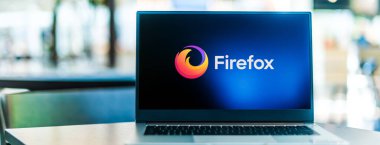 POZNAN, POL - 6 Ocak 2021: Firefox 'un ücretsiz ve açık kaynaklı web tarayıcısı logosunu gösteren dizüstü bilgisayar.