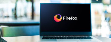 POZNAN, POL - 6 Ocak 2021: Firefox 'un ücretsiz ve açık kaynaklı web tarayıcısı logosunu gösteren dizüstü bilgisayar.