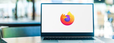 POZNAN, POL - 6 Ocak 2021: Firefox 'un ücretsiz ve açık kaynaklı web tarayıcısı logosunu gösteren dizüstü bilgisayar.