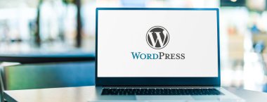 POZNAN, POL - 6 Ocak 2021: WordPress 'in logosunu gösteren dizüstü bilgisayar, PHP ile yazılmış ve MySQL veya MariaDB veritabanı ile eşleştirilmiş özgür ve açık kaynak içerik yönetim sistemi (CMS)