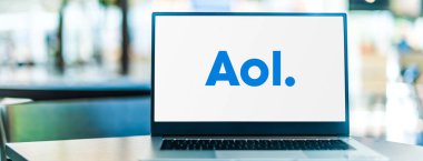 POZNAN, POL - 6 Ocak 2021: AOL 'un logosunu gösteren dizüstü bilgisayar, New York merkezli bir Amerikan web portalı ve çevrimiçi servis sağlayıcısı