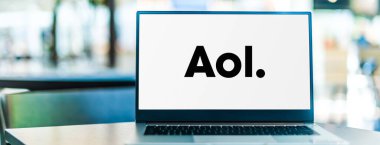 POZNAN, POL - 6 Ocak 2021: AOL 'un logosunu gösteren dizüstü bilgisayar, New York merkezli bir Amerikan web portalı ve çevrimiçi servis sağlayıcısı