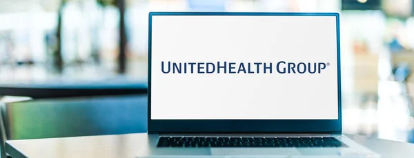 Poznan Pol Jun 2022 展示美国明尼苏达州Minnetonka跨国管理的医疗保健和保险公司Unitedhealth Group标志的笔记本电脑 — 图库照片