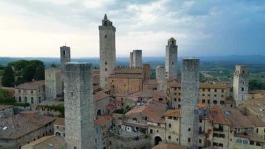 İtalya, Toskana 'daki San Gimignano' nun hava manzarası. UNESCO Dünya Mirası Alanı