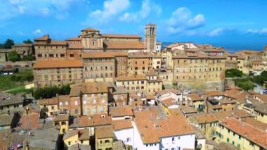 İtalya, Toskana 'daki Montepulciano' nun havadan görünüşü.
