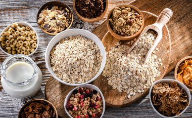 Farklı kahvaltılık gevrek ürünleri içeren kompozisyon