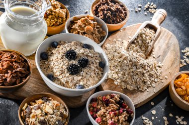 Farklı kahvaltılık gevrek ürünleri içeren kompozisyon