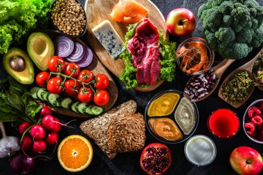 Dengeli beslenmeyi temsil eden çeşitli gıda ürünleri