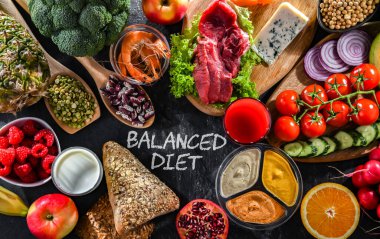 Dengeli beslenmeyi temsil eden çeşitli gıda ürünleri