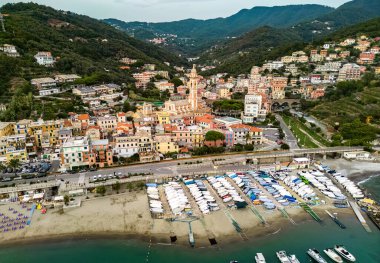 Moneglia 'nın havadan görünüşü, Riviera di Levante, Liguria, Ital' da bir turizm beldesi.