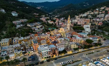Moneglia 'nın havadan görünüşü, Riviera di Levante, Liguria, Ital' da bir turizm beldesi.