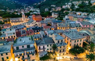 Moneglia 'nın havadan görünüşü, Riviera di Levante, Liguria, Ital' da bir turizm beldesi.