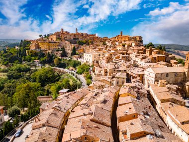 İtalya 'nın güneyindeki Siena eyaletinde yer alan ortaçağ ve Rönesans Tepesi şehri Montepulciano' nun havadan görünüşü.