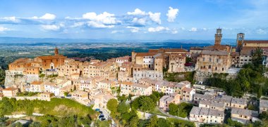 İtalya 'nın güneyindeki Siena eyaletinde yer alan ortaçağ ve Rönesans Tepesi şehri Montepulciano' nun havadan görünüşü.