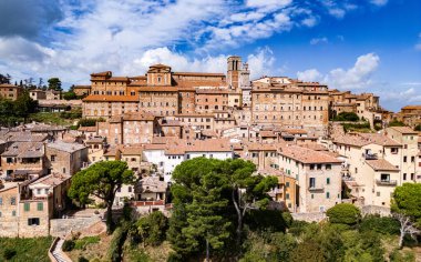 İtalya 'nın güneyindeki Siena eyaletinde yer alan ortaçağ ve Rönesans Tepesi şehri Montepulciano' nun havadan görünüşü.