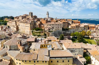 İtalya 'nın güneyindeki Siena eyaletinde yer alan ortaçağ ve Rönesans Tepesi şehri Montepulciano' nun havadan görünüşü.