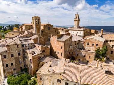 İtalya 'nın güneyindeki Siena eyaletinde yer alan ortaçağ ve Rönesans Tepesi şehri Montepulciano' nun havadan görünüşü.