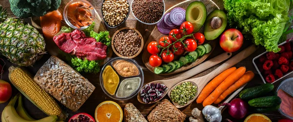 Een Verscheidenheid Aan Levensmiddelen Die Een Evenwichtige Voeding Vertegenwoordigen — Stockfoto