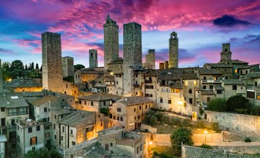 San Gimignano 'nun havadan görünüşü, Siena, Tuscany, Ital bölgesindeki bir ortaçağ tepe kasabası.