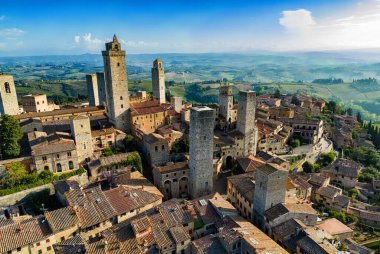 San Gimignano 'nun havadan görünüşü, Siena, Tuscany, Ital bölgesindeki bir ortaçağ tepe kasabası.