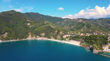 Moneglia 'nın havadan görünüşü, Riviera di Levante, Liguria, İtalya' da bir turizm beldesi.