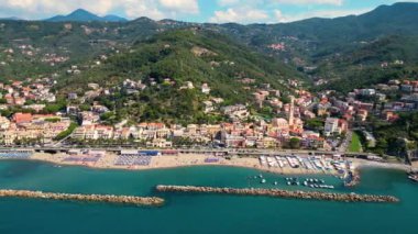 Moneglia 'nın havadan görünüşü, Riviera di Levante, Liguria, İtalya' da bir turizm beldesi.