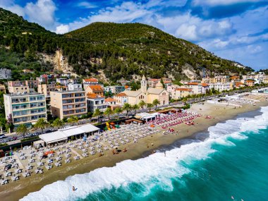 İtalya 'nın Savona, Liguria eyaletindeki İtalyan Rivierası üzerinde Varigotti' nin hava manzarası