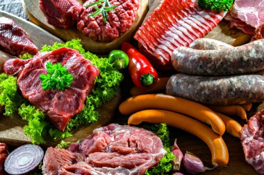 Çeşitli et ürünleri içeren kompozisyon.
