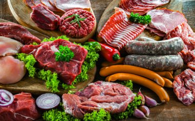 Çeşitli et ürünleri içeren kompozisyon.