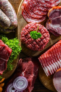 Çeşitli et ürünleri içeren kompozisyon.