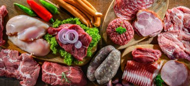 Çeşitli et ürünleri içeren kompozisyon.