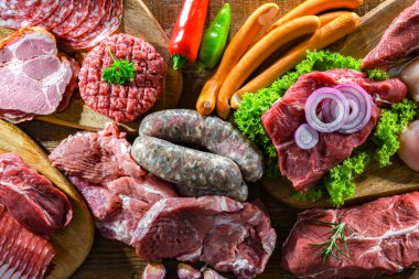 Çeşitli et ürünleri içeren kompozisyon.