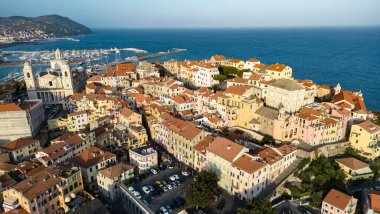 Porto Maurizio 'nun Imperia, Liguria, İtalya' daki İtalyan Rivierası üzerindeki hava manzarası