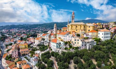 İtalya 'nın Liguria eyaletindeki İtalyan Rivierası üzerindeki Cervo köyünün hava manzarası