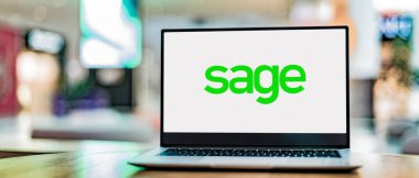 POZNAN, POL - 7 APR 2022: Sage 'in logosunu gösteren dizüstü bilgisayar, İngiltere' de Newcastle merkezli çok uluslu bir yazılım şirketi.