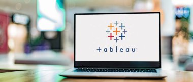 POZNAN, POL - APR 7, 2022: Etkileşimli bir veri görselleştirme yazılım şirketi olan Tableau Software 'ın logosunu gösteren dizüstü bilgisayar