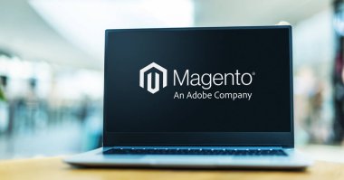 POZNAN, POL - 12 Haziran 2021: PHP 'de yazılmış açık kaynaklı bir e-ticaret platformu olan Magento' nun logosunu gösteren dizüstü bilgisayar