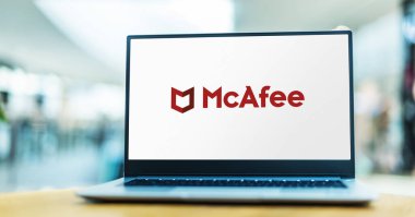 POZNAN, POL - 12 Haziran 2021: Merkezi Santa Clara, Kaliforniya, ABD 'de bulunan küresel bir bilgisayar güvenlik yazılım şirketi olan McAfee' nin logosunu gösteren dizüstü bilgisayar