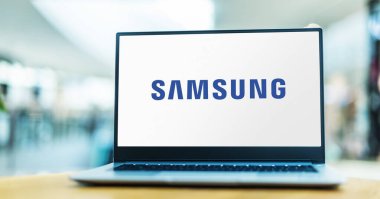 POZNAN, POL - 12 Haziran 2021: Merkezi Suwon 'un Yeongtong Bölgesi' nde bulunan çok uluslu bir Güney Kore elektronik şirketi olan Samsung Electronics 'in logosunu gösteren dizüstü bilgisayar