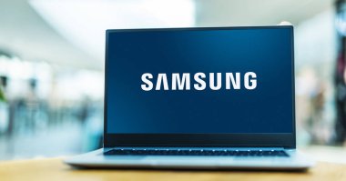 POZNAN, POL - 12 Haziran 2021: Merkezi Suwon 'un Yeongtong Bölgesi' nde bulunan çok uluslu bir Güney Kore elektronik şirketi olan Samsung Electronics 'in logosunu gösteren dizüstü bilgisayar