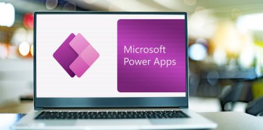 POZNAN, POL - 24 Mayıs 2022: Microsoft Güç Uygulamalarının logosunu gösteren dizüstü bilgisayar