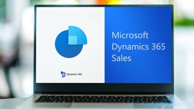 POZNAN, POL - 9 APR 2022: Microsoft Dynamics 365 Satışların logosunu gösteren dizüstü bilgisayar